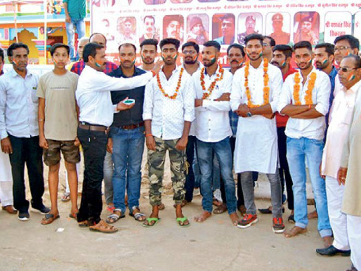 सेना में चयनित युवाओं का अभिनंदन करते गांव के लोग। - Dainik Bhaskar