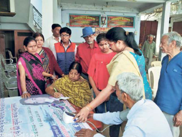 नारायण वृद्धाश्रम में मरीजों की जांच करते कम्ठान दंपती। - Dainik Bhaskar