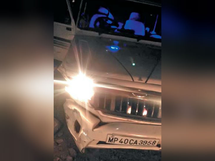 इसी बुलेरो ने मारी थी टक्कर। - Dainik Bhaskar