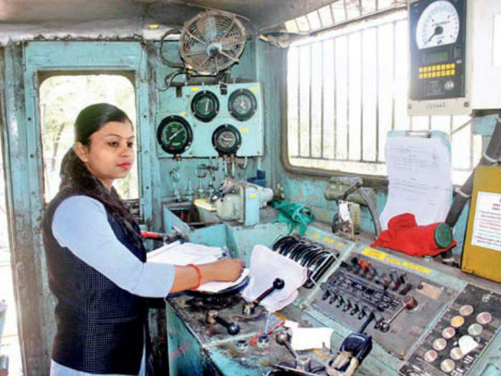 मालगाड़ी को ऑपरेट करती महिला कर्मचारी। - Dainik Bhaskar