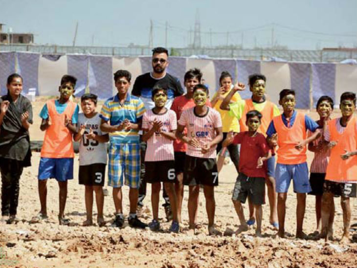 जो बच्चे लगातार अच्छा खेल रहे हैं उन्हें एसोसिएशन ने फुटबॉल किट दी है। - Dainik Bhaskar