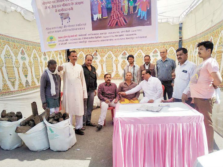 भवानी चौक....सोमवारा में मंदिर के पास होलिका दहन के लिए गोकाष्ठ विक्रय केंद्र खोला गया। - Dainik Bhaskar