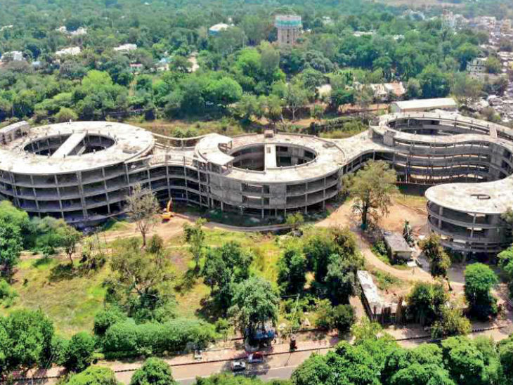 मेट्रो प्लाजा की पांचवीं मंजिल पर चल रहे कार्यालय के शिफ्ट होने की कवायद शुरू हो गई है। - Dainik Bhaskar