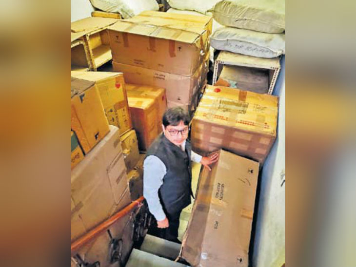 गुड़गांव। साउथ सिटी फेस-1 में कालाबाजारी के लिए पकड़े गए मास्क व सैनिटाइजर के पैकेट चेक करते ड्रग कंट्रोलर अमनदीप चौहान। - Dainik Bhaskar