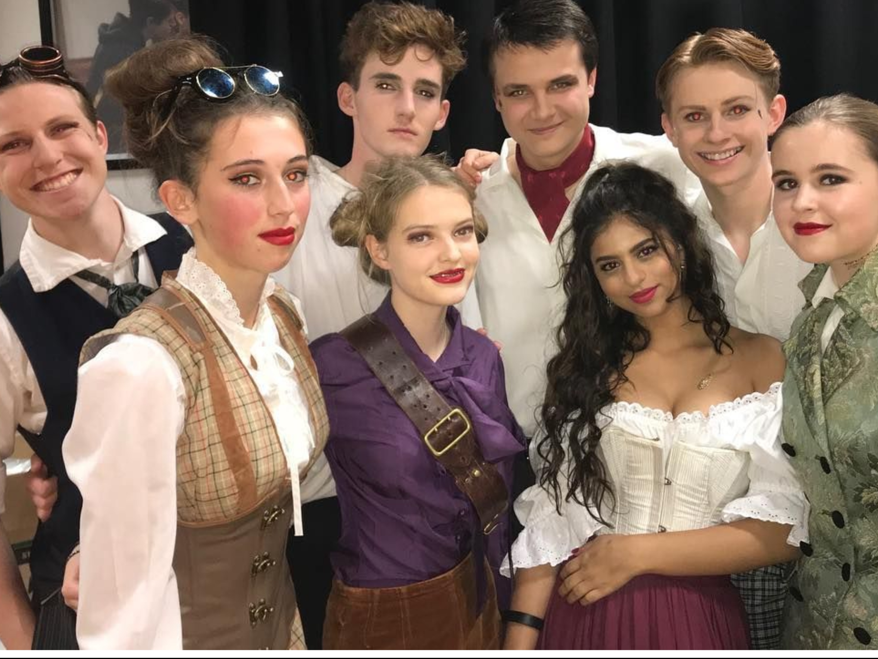 सुहाना इन दिनों लंदन में अपनी पढ़ाई पूरी कर रही हैं। उन्होंने अपने दोस्तों के साथ भी कई तस्वीरें शेयर की हैं। कुछ दिनों पहले ही सुहाना अपने दोस्त की शॉर्ट फिल्म ‘द ग्रे शेड ऑफ ब्लू’ में नजर आई थीं। इसके अलावा भी सुहाना कई सारे प्ले का हिस्सा रह चुकी हैं। उन्होंने अपने प्ले के साथियों के साथ भी तस्वीरें शेयर की हैं।