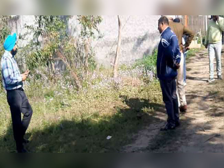 होशियारपुर में एन्काउंटर वाली जगह मौजूद पुलिस के अधिकारी। - Dainik Bhaskar