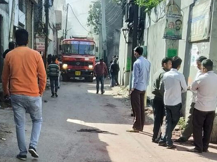 टैक्सटाइल फैक्ट्री में लगी आग, फायर ब्रिगेड की 5 गाड़‍ियां काबू पाने में लगी|लुधियाना,Ludhiana - Dainik Bhaskar