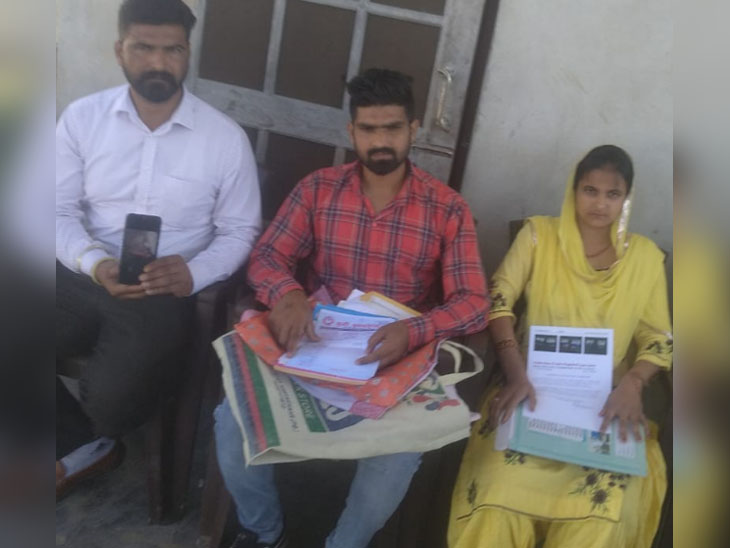 बलाचौर सरकारी अस्पताल के डॉक्टरों के खिलाफ कार्रवाई की मांग करता पीड़ित परिवार। - Dainik Bhaskar