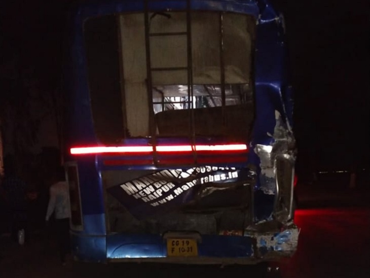 जगदलपुर में ट्रक की टक्कर से तीन युवकों की मौत, बस की डिग्गी में सामान रखने के दौरान हुआ हादसा|रायपुर,Raipur - Dainik Bhaskar