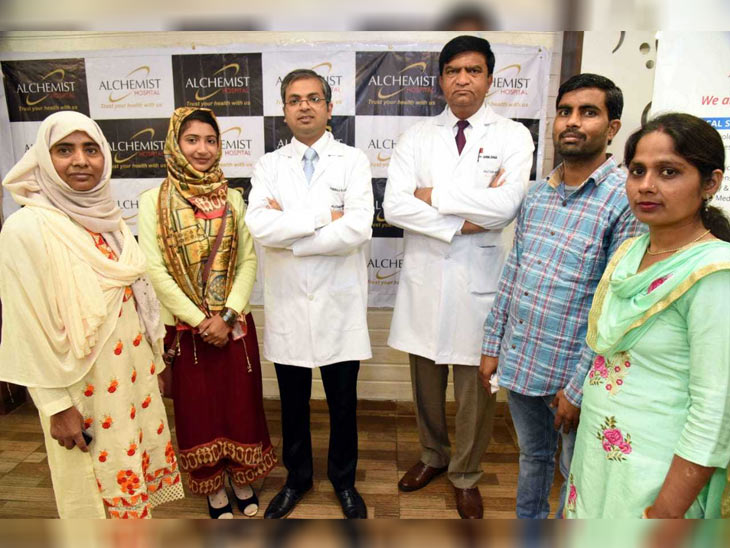 डॉक्टरों के साथ खड़ी जुबैदा बानो (एकदम बायें), उसकी बेटी बेटी इफरा जान, अजय और उसकी पत्नी गीता (दायें)। - Dainik Bhaskar