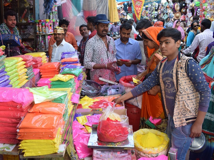होली को लेकर सजे बाजार। - Dainik Bhaskar