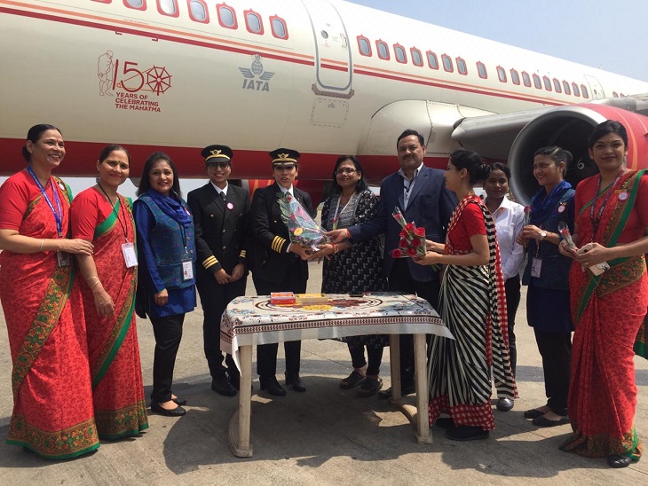 रायपुर एयरपोर्ट पर महिला दिवस पर महिला कर्मचारियों को किया गया सम्मानित।