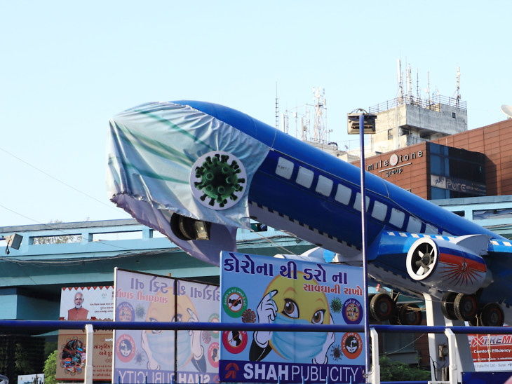 अठवागेट इलाके में प्लेन सर्कल में रखे गए विमान को मास्क पहनाया। - Dainik Bhaskar