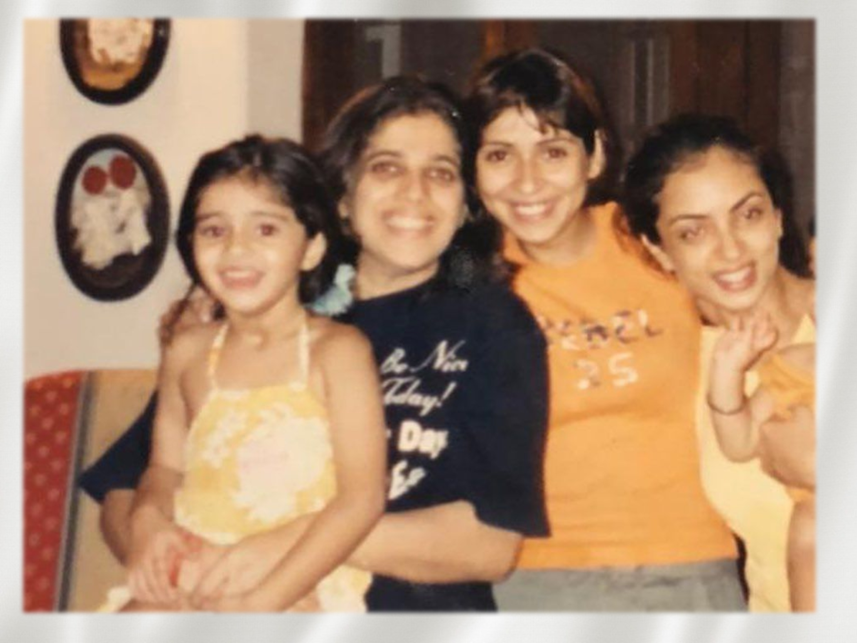 एक तस्वीर में अनन्या पांडे प्रोड्यूसर सबीना खान की गोद में बैठी दिख रही हैं। इस तस्वीर में सोहेल खान की वाइफ सीमा खान भी नजर आ रही हैं।