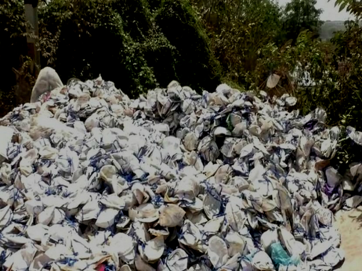 एक पाइपलाइन के पास पड़े मिले यह मास्क। - Dainik Bhaskar