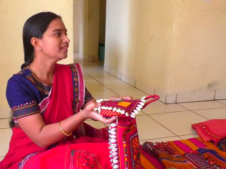 स्वयंसिद्धा 20 साल से बंजारा हस्तकला से जुड़ी हुई हैं। - Dainik Bhaskar