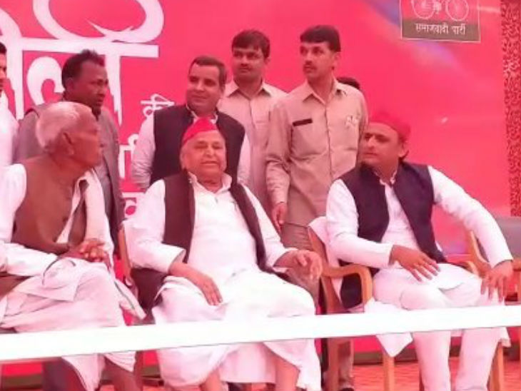 सैफई में पिता मुलायम सिंह के साथ सपा अध्यक्ष अखिलेश यादव। - Dainik Bhaskar