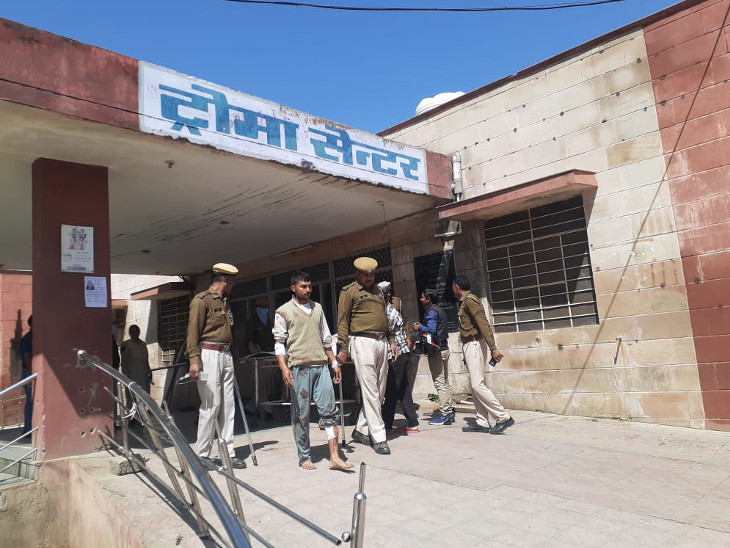 अलवर अस्पताल में घायल आरोपियों को इलाज के लिए ले जाती पुलिस। - Dainik Bhaskar