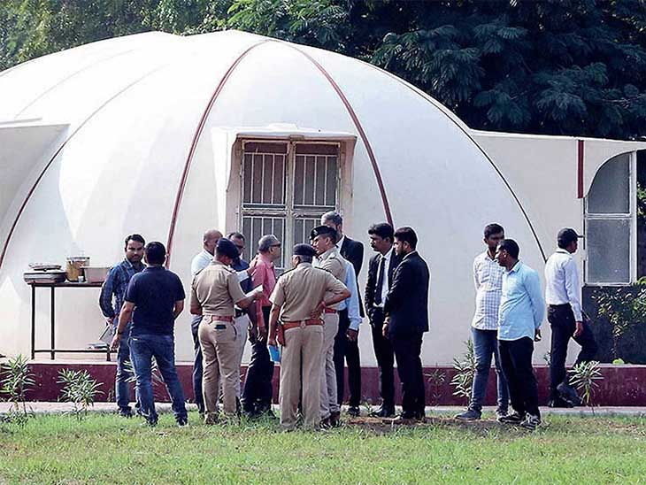 आश्रम के बच्चों और आसपास के लोगों को यातना देने का भी आरोप - Dainik Bhaskar