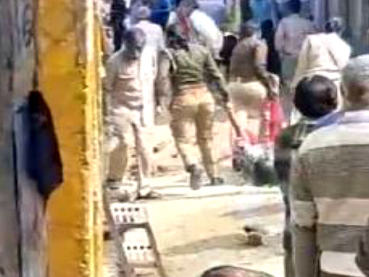 अतिक्रमण हटाने का विरोध करने पर पुलिस ने महिला के साथ की बर्बरता, हाथ पैर पकड़कर रोड पर घसीटा|मेरठ,Meerut - Dainik Bhaskar