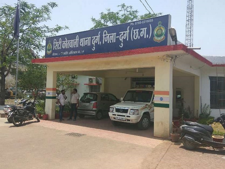 इस थाने में महिला से पूछताछ की जा रही है। - Dainik Bhaskar