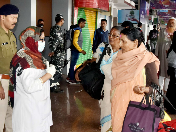 गुवाहाटी रेलवे स्टेशन पर यात्रियों को जागरूक करती एक नर्स।