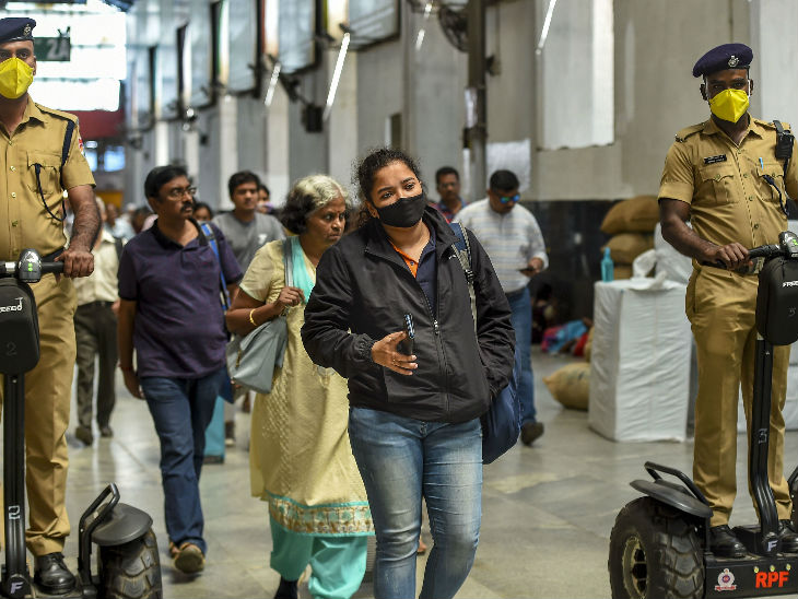 चेन्नई रेलवे स्टेशन पर मास्क लगाकर गश्त करते आरपीएफ के जवान।