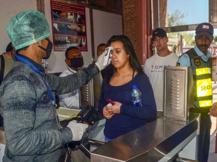 आगरा समेत कई पर्यटन स्थलों पर स्वास्थ्य जांच की जा रही है।