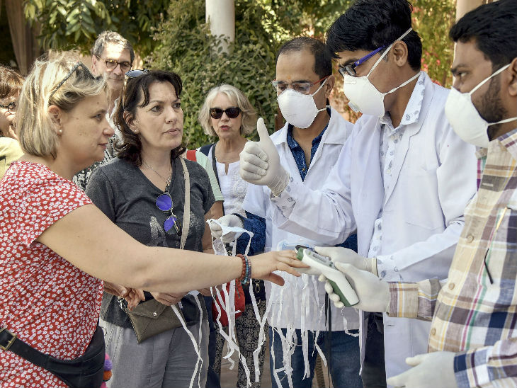 विदेशी पर्यटकों की जांच पर स्वास्थ्य अधिकारियों की विशेष नजर है।