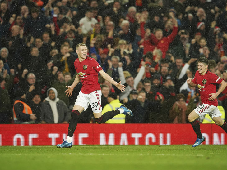 मैनचेस्टर यूनाइटेड के स्कॉट मैक्टोमिने (बाएं) ने इंजरी टाइम में गोल किया। - Dainik Bhaskar