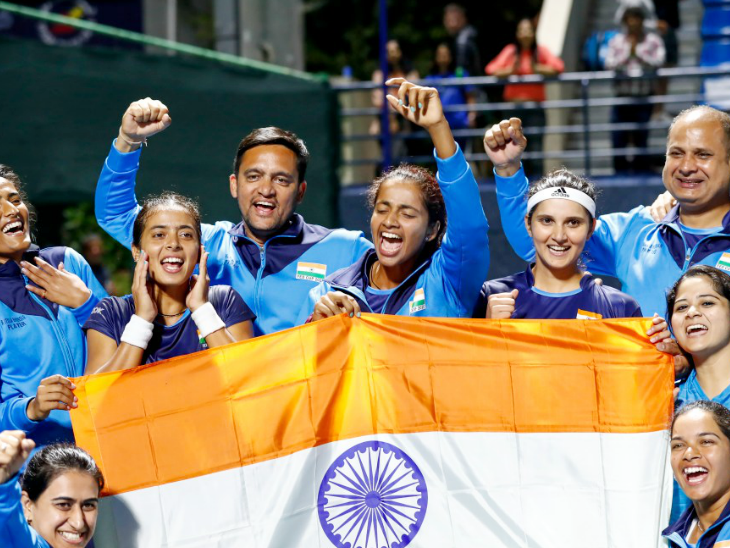 इंडोनेशिया के खिलाफ मैच जीतने के बाद भारतीय महिला टेनिस टीम। - Dainik Bhaskar