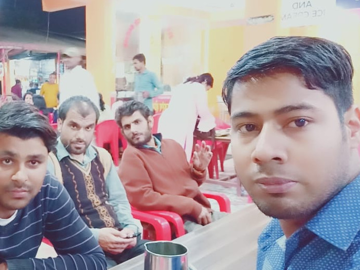 अपने दोस्तों के साथ सेल्फी लेता दिलीप सोनी (फाइल फोटो)। - Dainik Bhaskar