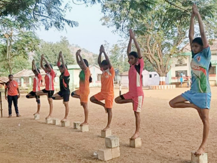 आदिवासी बच्चियों को ट्रेनिंग देतीं कबड्डी कोच शैलजा जैन। - Dainik Bhaskar