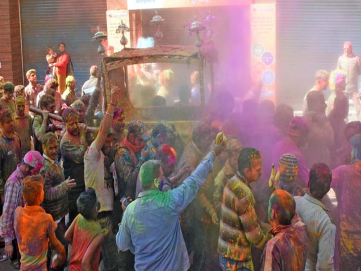 रियासत काल से चली आ रही पारंपरिक होली के रंग में डूबा शहर, आराध्य देव माधोराय का आशीर्वाद लिया|शिमला,Shimla - Dainik Bhaskar
