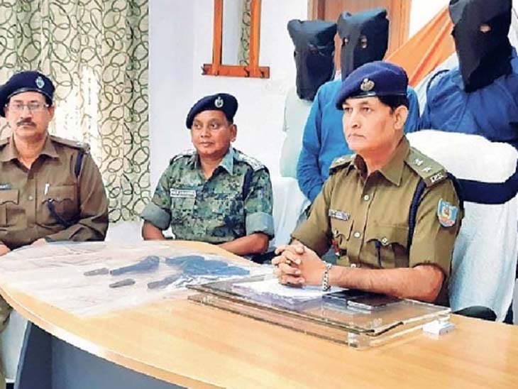 गिरफ्तार अपराधियों और षड़यंत्रकारी के बारे में जानकारी देते गाेड्डा के एसपी शैलेंद्र प्रसाद वर्णवाल व अन्य पुलिस अधिकारी। - Dainik Bhaskar