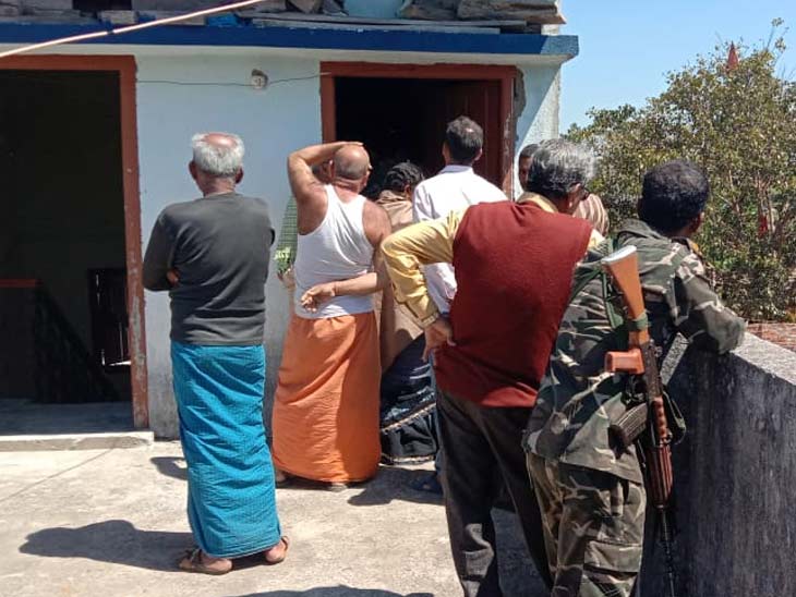 घटना की सूचना के बाद युवक के कमरे के बाहर जुटी भीड़। - Dainik Bhaskar