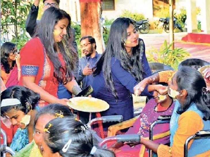 फगुआ की बहार, युवाओं से लेकर बुजुर्गों तक होली का खुमार|रांची,Ranchi - Dainik Bhaskar