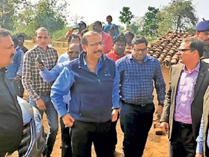 मामले की जानकारी लेते खाद्य आपूर्ति एवं सार्वजनिक जन वितरण विभाग के सचिव अरुण सिंह, डीसी मुकेश कुमार व अन्य।