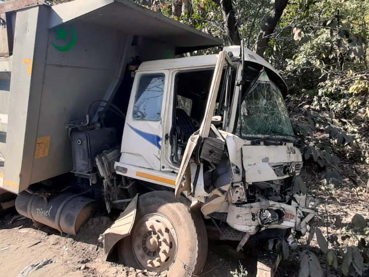 हादसे के बाद क्षतिग्रस्त हाइवा। - Dainik Bhaskar