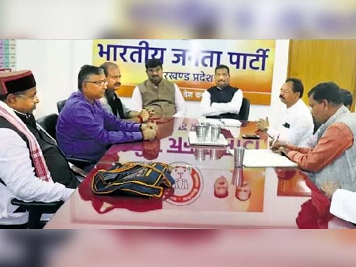 भाजपा चुनाव समिति की बैठक में रायशुमारी करते वरिष्ठ नेता। - Dainik Bhaskar