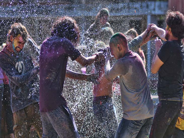 पानी से सराबोर करते स्टूडेंटस