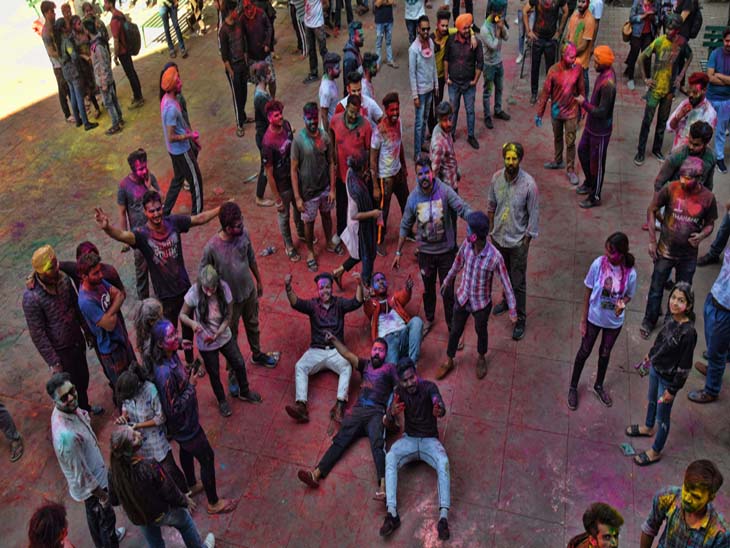 स्टूडेंटस ने होली मनाई