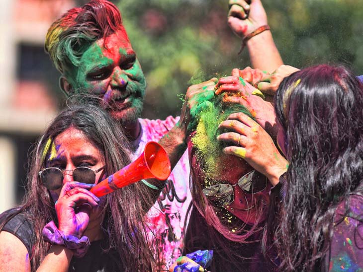 चेहरों पर गुलाल लगाकर इंज्वाय किया