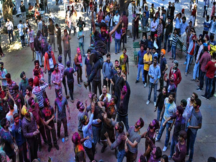 कैंपस में होली मनाते स्टूडेंटस