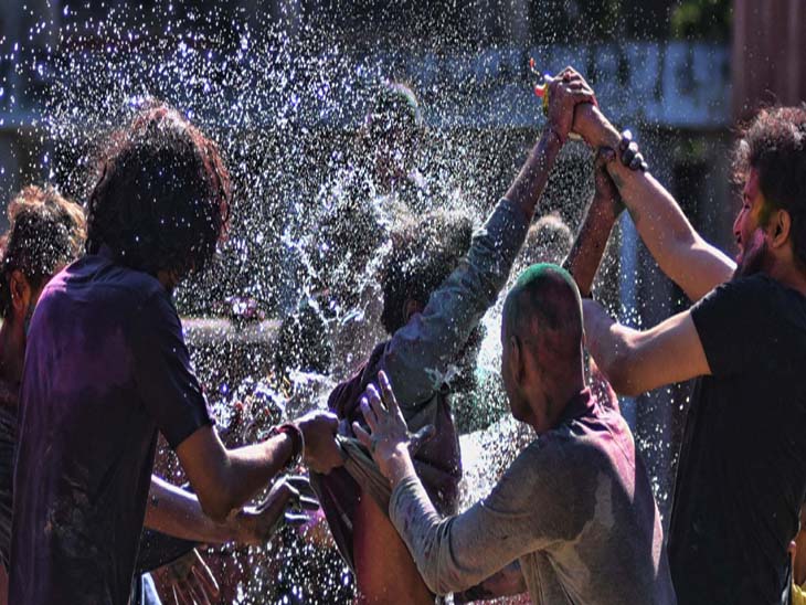 होली मनाते स्टूडेंटस