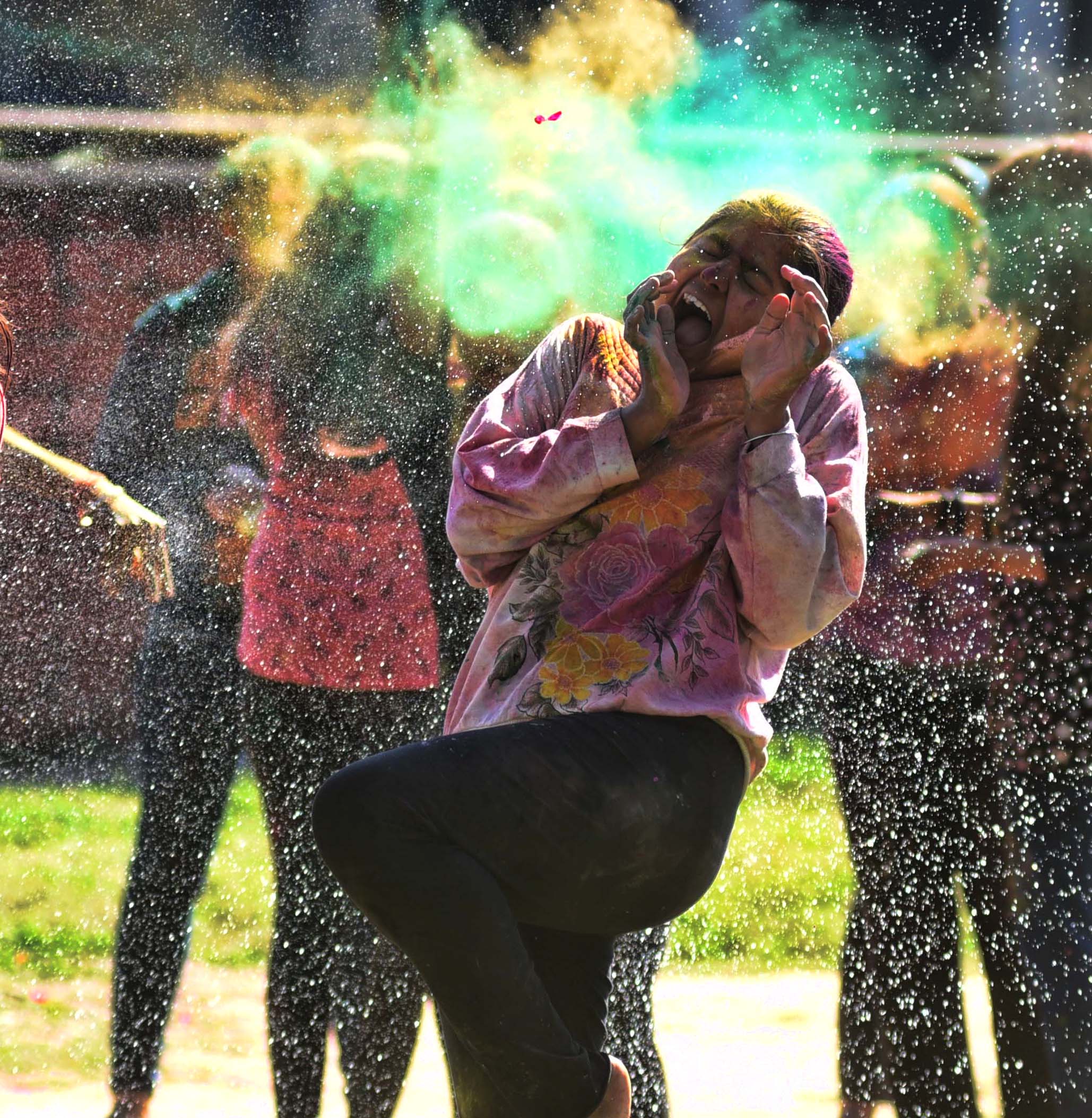 रंगों के पर्व को इंज्वाय करते स्टूडेंटस