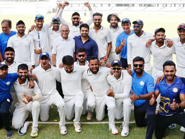 सेमीफाइनल में गुजरात को हराने के बाद जीत की खुशी मनाती सौराष्ट्र टीम। - Dainik Bhaskar