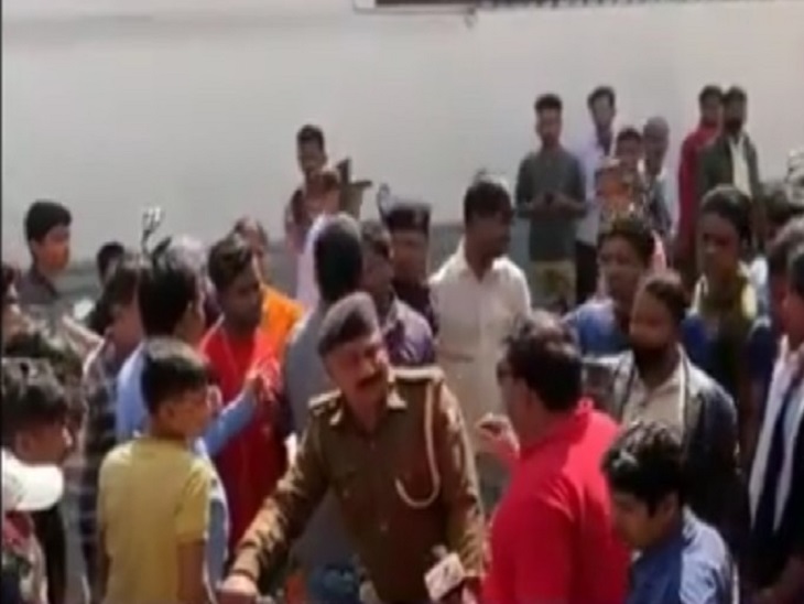 घटनास्थल पर जुटी लोगों की भीड़ और जांच के लिए पहुंची पुलिस। - Dainik Bhaskar