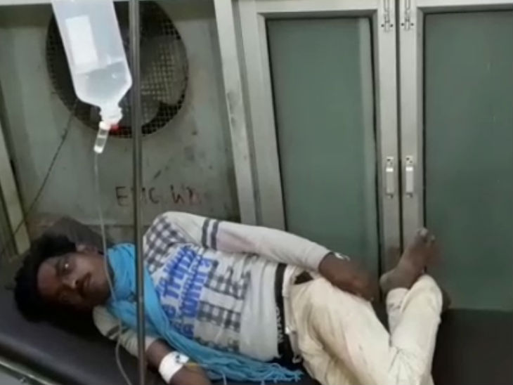 अस्पताल में भर्ती युवक। - Dainik Bhaskar