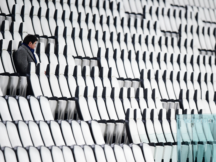 रविवार को तुरिन शहर में युवेंटस और इंटर मिलान का मैच खाली स्टेडियम में हुआ। - Dainik Bhaskar